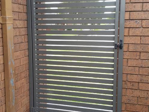 Blade fencing, screens & gates